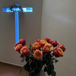 Rosen vor Kreuz